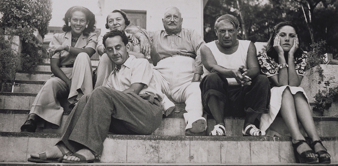 Ady Fidelin, Marie Cuttoli et son mari Paul Cuttoli, Man Ray, Picasso et Dora Maar sur les marches d'un parc, 1937.