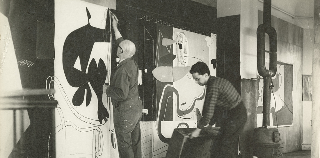 Le Corbusier au travail sur un carton de tapisserie avec Pierre Baudouin