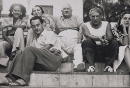 Ady Fidelin, Marie Cuttoli et son mari Paul Cuttoli, Man Ray, Picasso et Dora Maar sur les marches d'un parc, 1937.