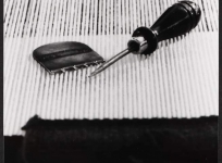 Les outils du lissier : le grattoir et le poinçon, atelier de basse lisse de l'École nationale d'Arts décoratifs d'Aubusson, 1985